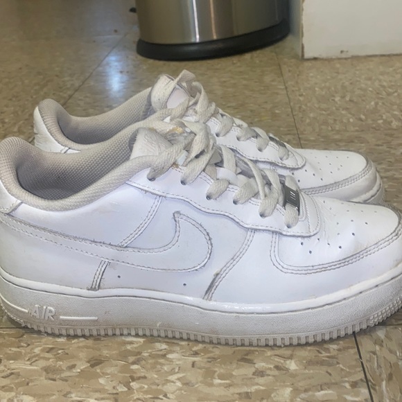 Hey y’all I’m selling white Air Force1, I wore them for 6 months.